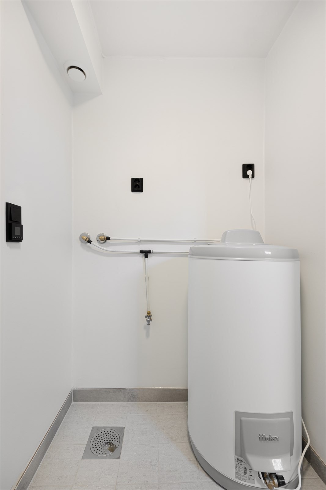 Vaskerom med varmtvannstank og opplegg for vaskemaskin Galleribilde