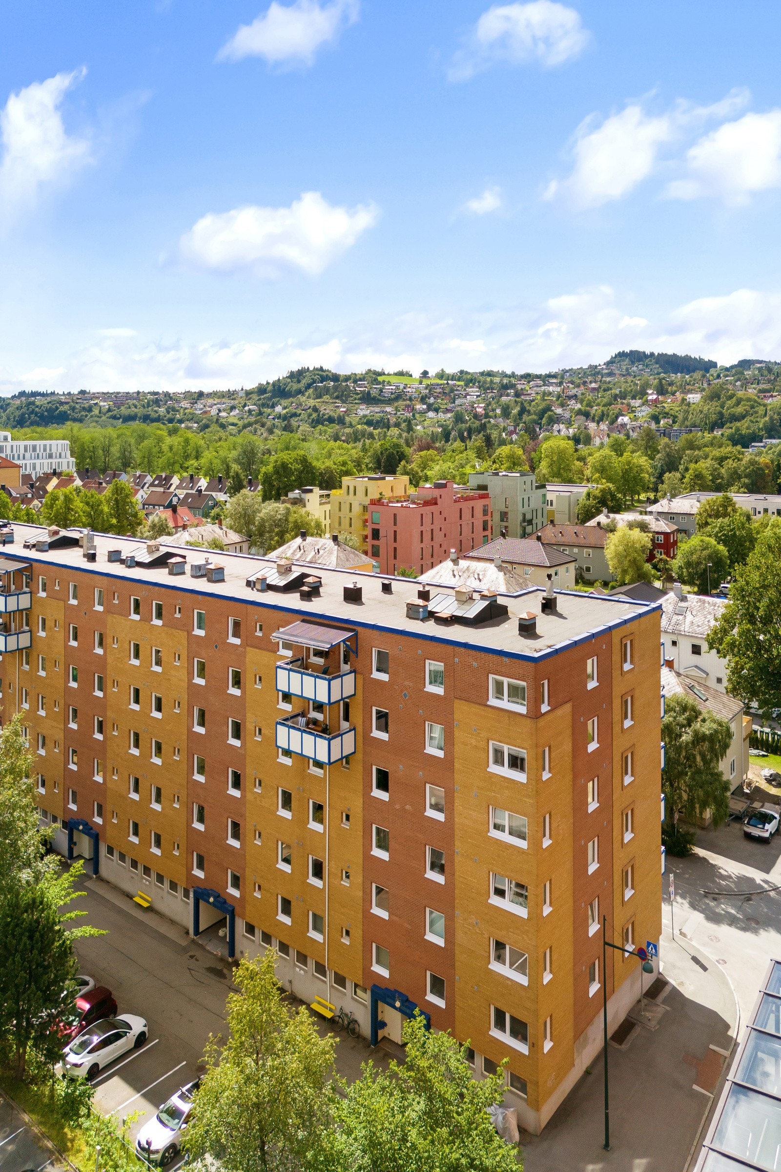 Leiligheten er nylig oppusset og ligger i byggets 5. etasje. Galleribilde