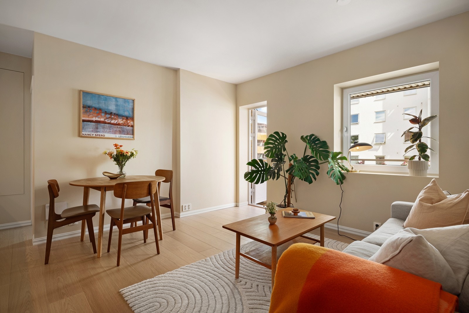 Det er god plass til å henge tv på veggen ved balkongdør. Galleribilde