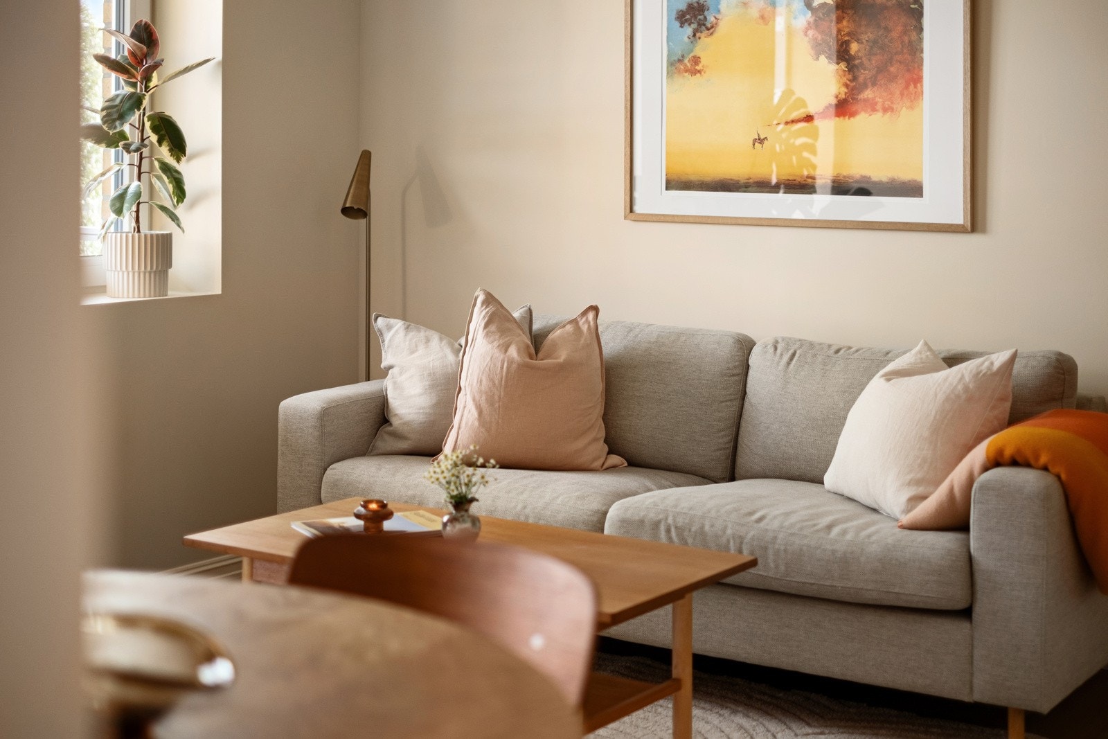 Oppholdsrommet har en flott fargepalett som appellerer til moderne preferanser. Galleribilde