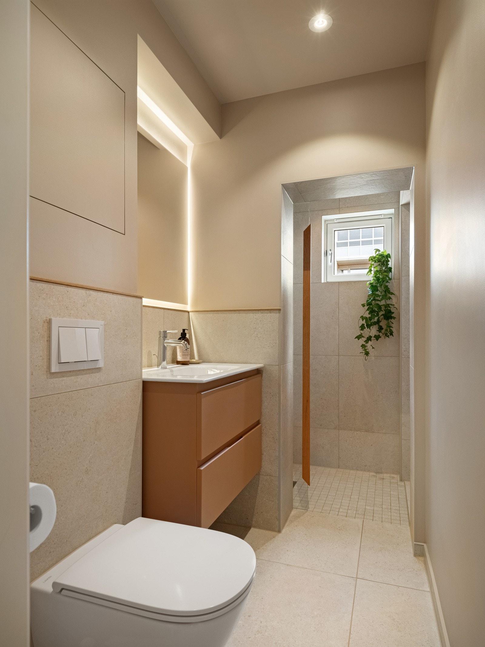 Baderommet fremstår svært tiltalende med delvis flislagte overflater, downlights i himlingen og en smakfull baderomsinnredning. Galleribilde