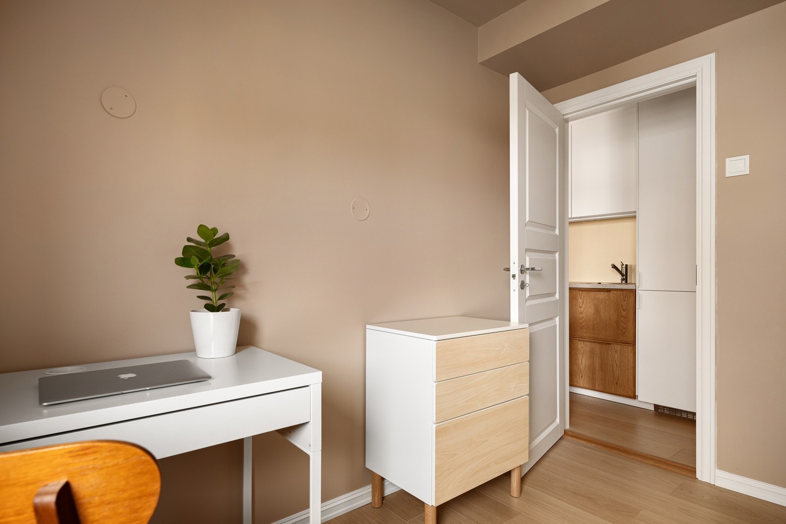 Soverommets utforming gjør at man med enkelhet kan innrede med både stor seng, skrivebord og ulike garderobeløsninger. Galleribilde