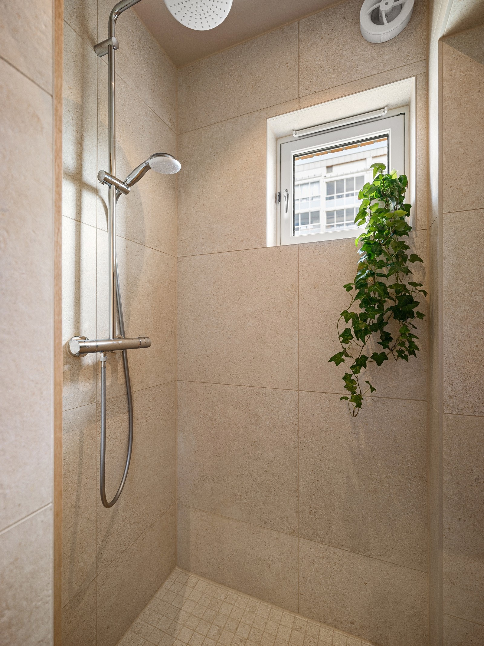 Rommet er innredet med vegghengt toalett, dusj, en stor speilflate med lys, samt servant med skuffer. Galleribilde