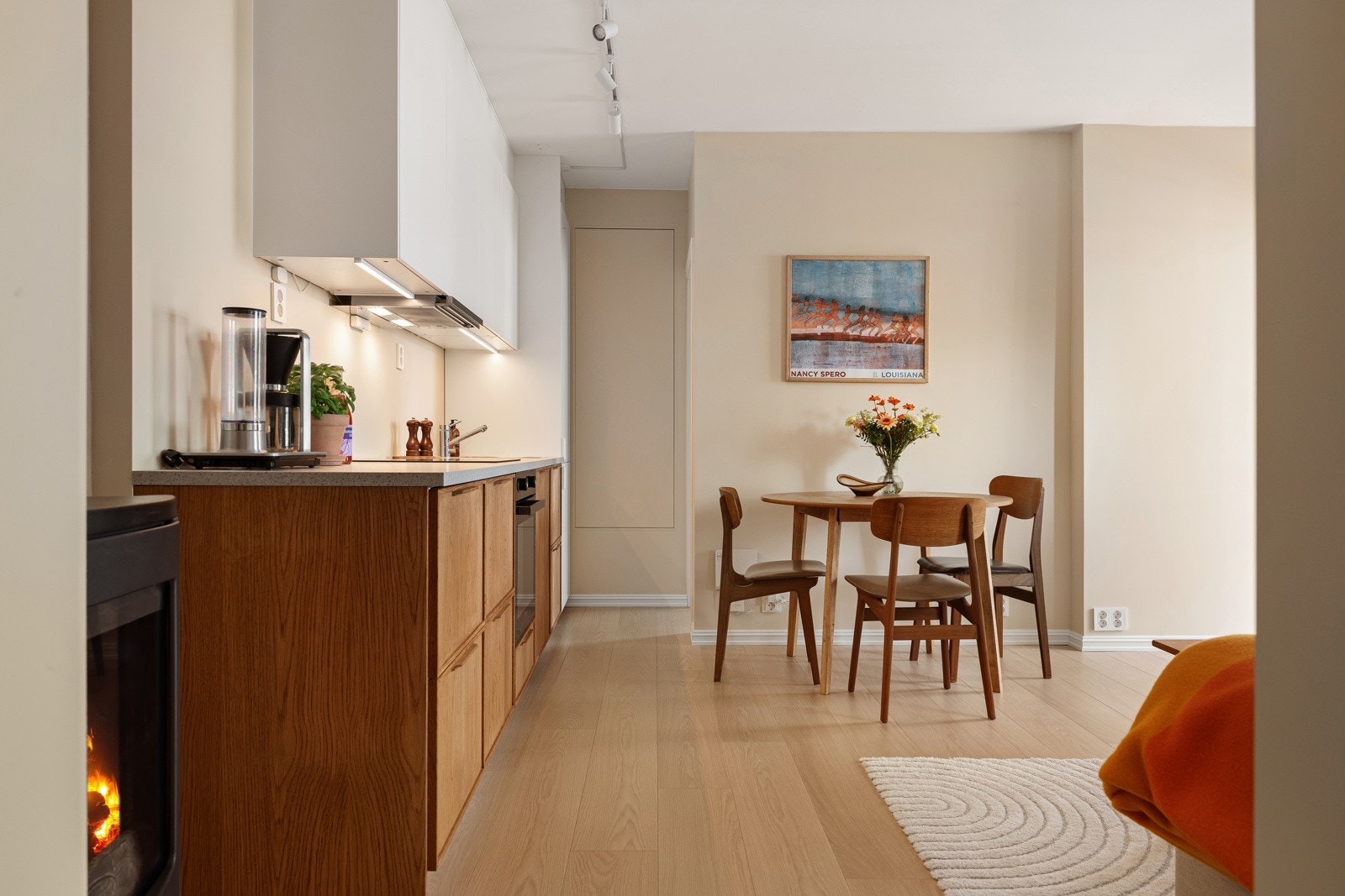 Leilighetens stue- og kjøkkenareal fremstår svært innbydende og har plass til både spisebord, sofa og mediemøblement. Galleribilde