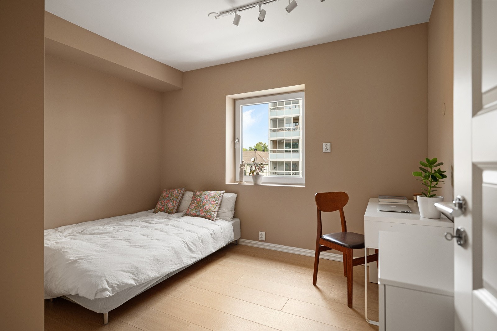 Et av leilighetens soverom ligger med adkomst fra stuen og måler 9,9 kvm. Galleribilde