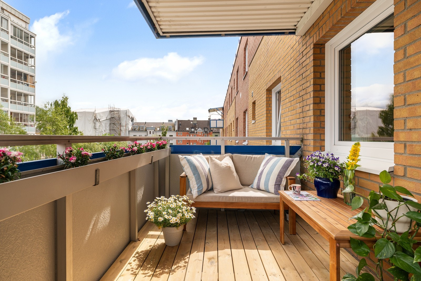 Fra stuen har man utgang til en romslig balkong med gode solforhold på morgen-/formiddag. Galleribilde