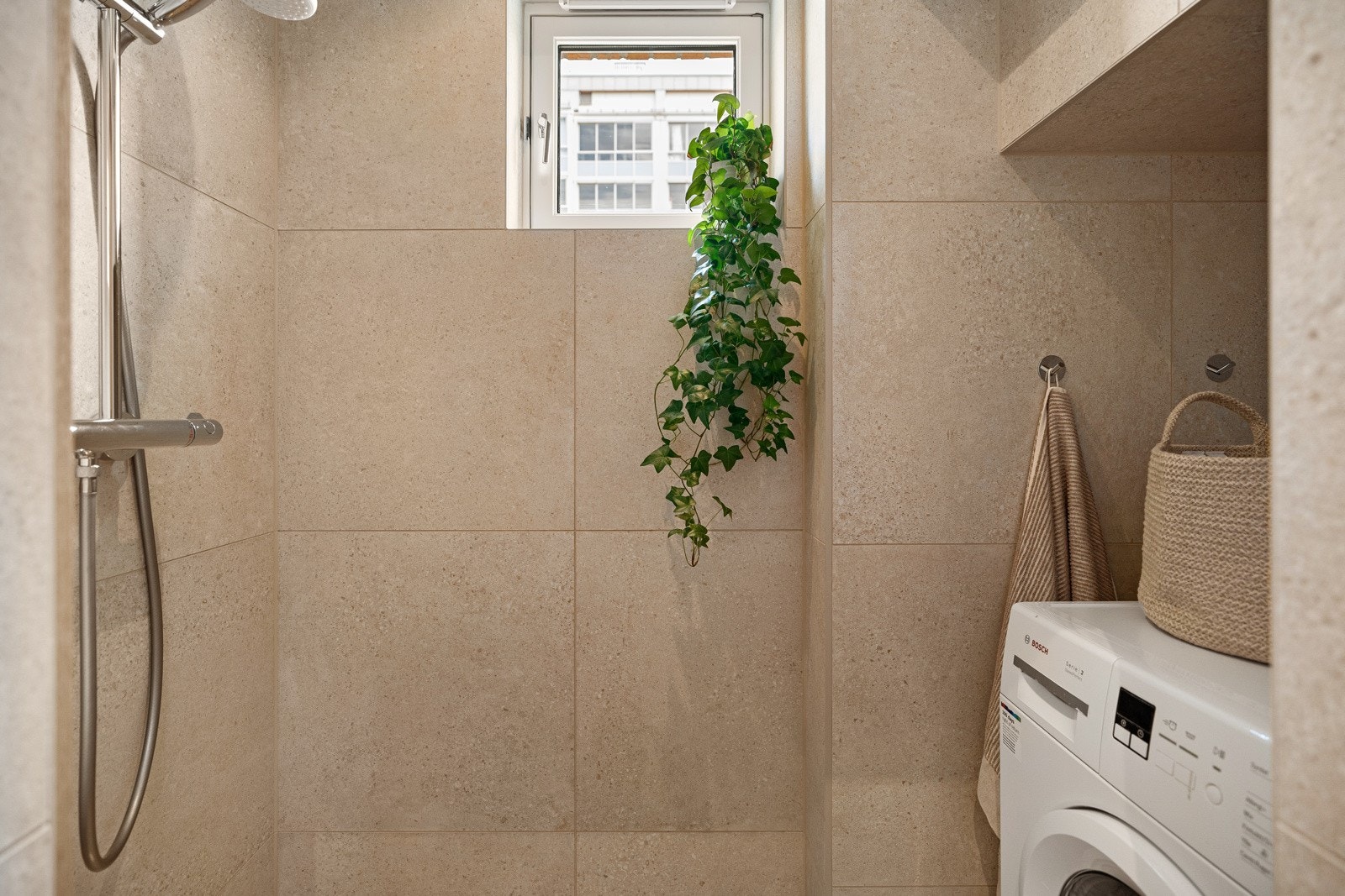 Praktisk opplegg for vaskemaskin på baderommet. Galleribilde