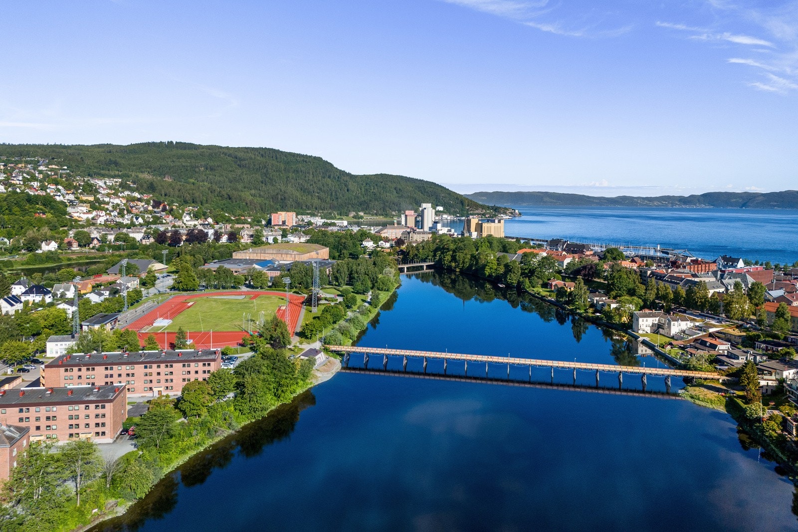 Løpe- eller spaserturen kan man legge til Midtbyrunden, som strekker seg langs Trondheimsfjorden, kanalen og Nidelva. Galleribilde