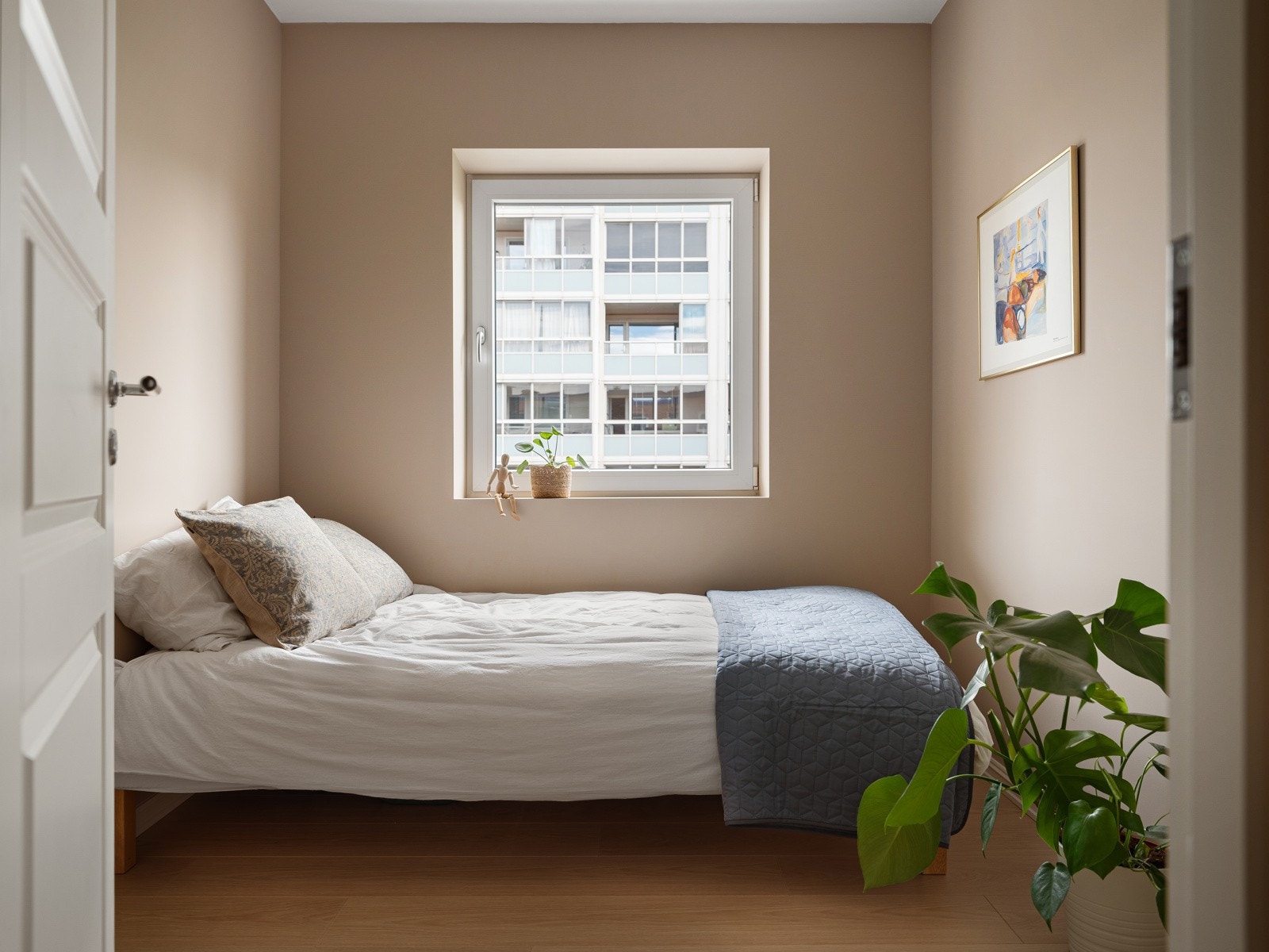 Leilighetens minste soverom ligger med adkomst fra gangen og måler 6,9 kvm. Galleribilde