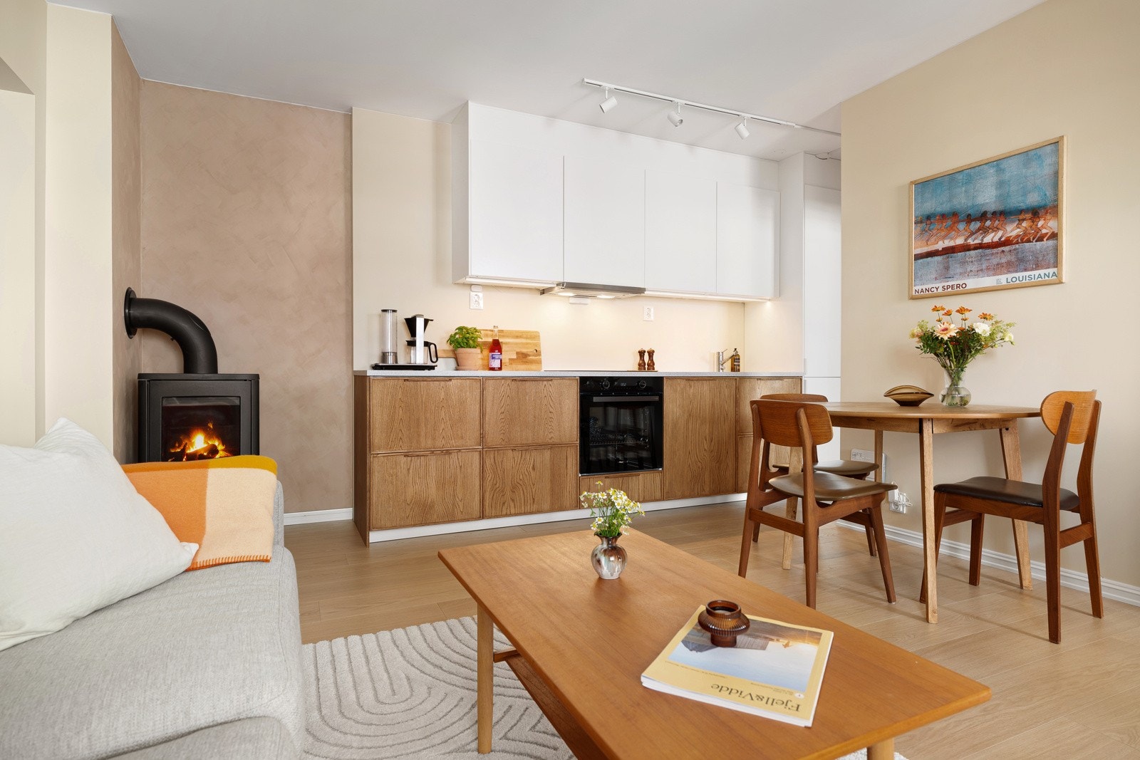 Gjennomgående for leiligheten er et moderne uttrykk med slette overflater, delikate fargevalg, en-stavs laminat på gulv og listefri utførelse mot taket. Galleribilde