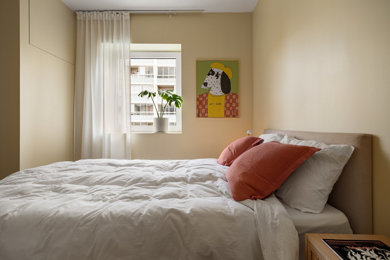 Rommets størrelse tillater både stor seng, ulike garderobeløsninger, skrivebord og annet tilhørende soveromsmøblement. Galleribilde