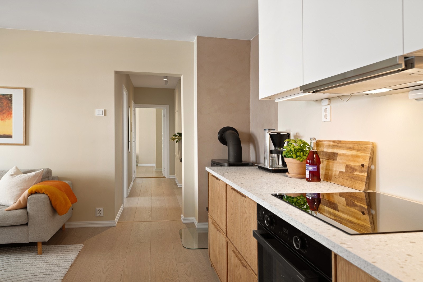 Leiligheten er betydelig oppusset i perioden september 2023 til juni 2024 med nytt kjøkken, nytt bad, nye overflater og nytt gulv samt nytt elektrisk anlegg. Galleribilde