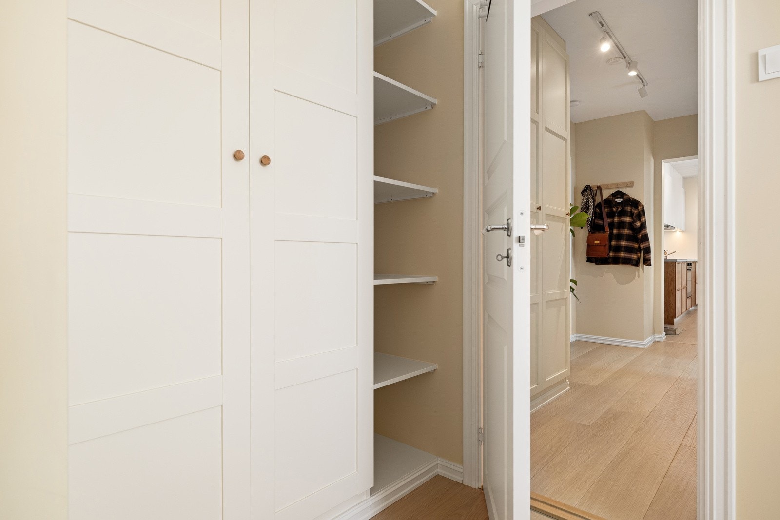 Fra gangen har man adkomst til boligens største soverom. Galleribilde