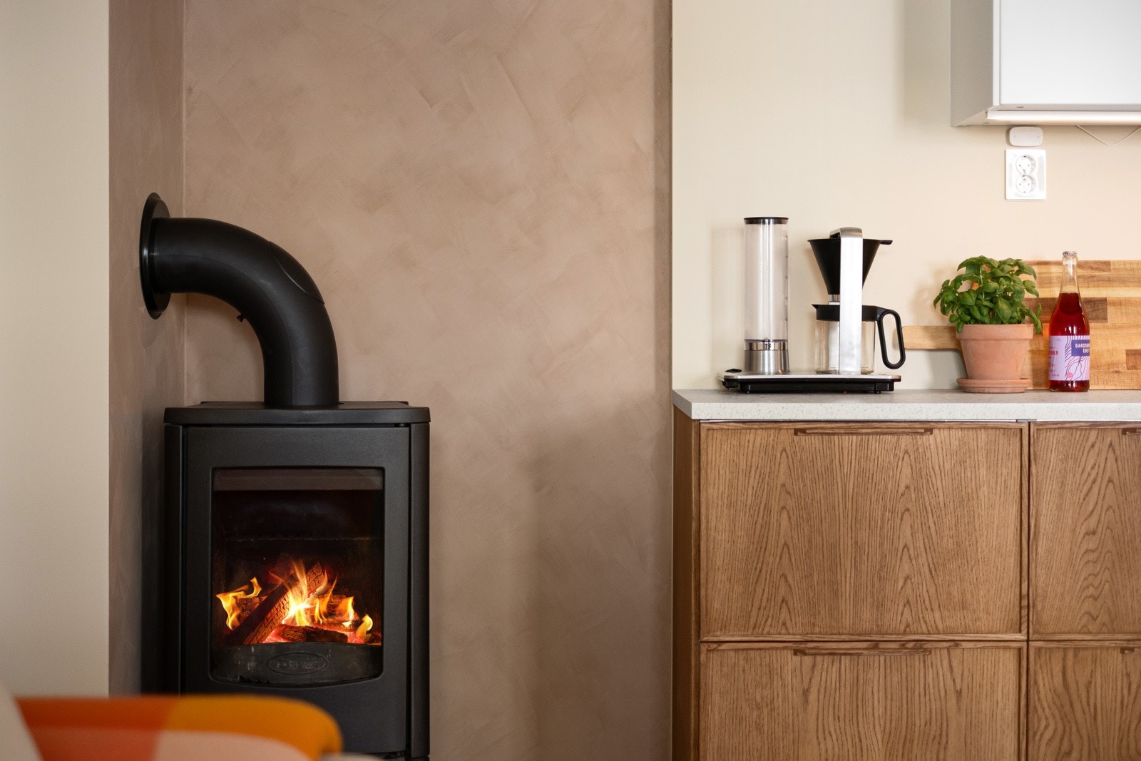 Hyggelig vedovn som sørger for lun og behagelig varme på kjølige kvelder. Galleribilde