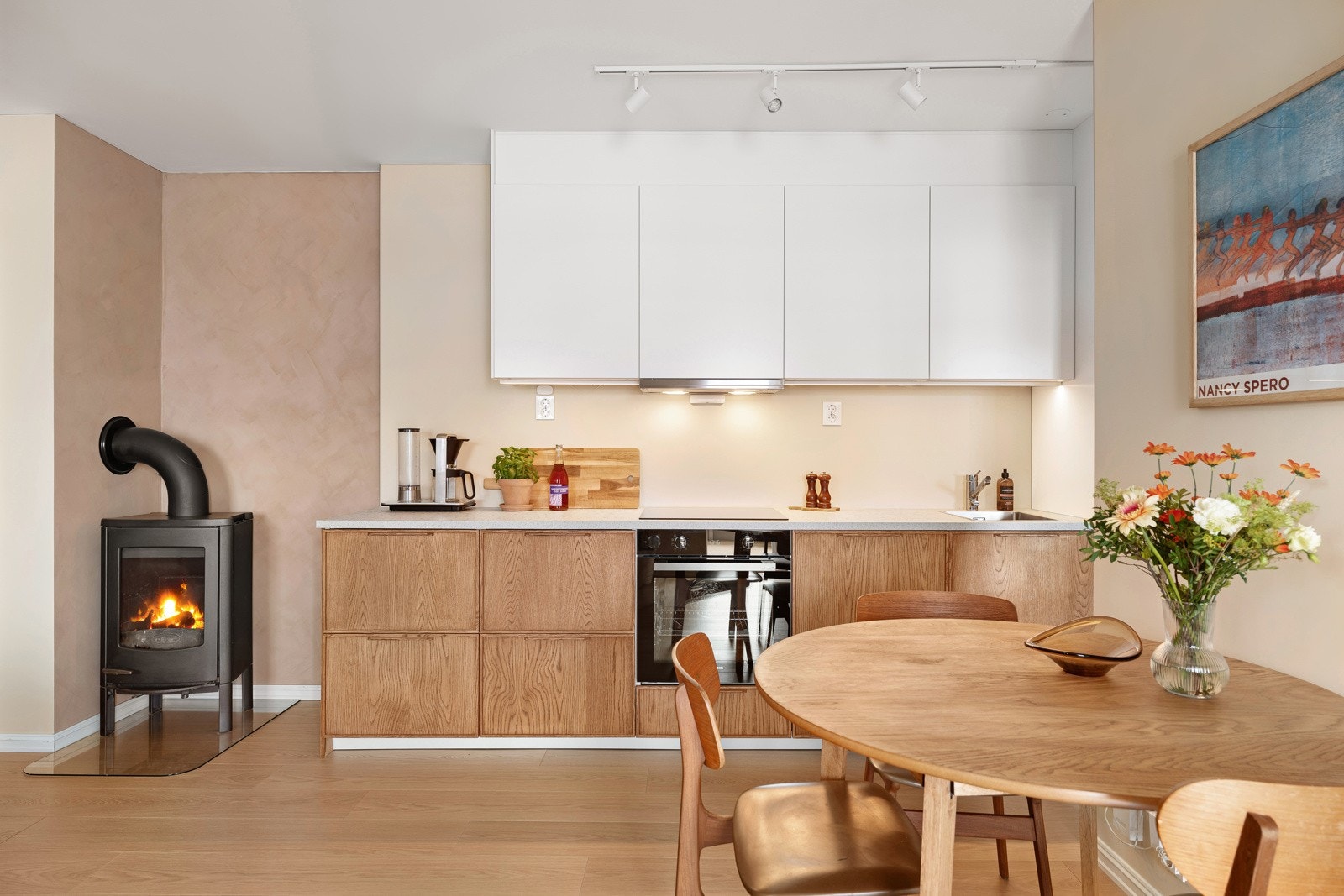 De integrerte hvitevarene medfølger handelen og består av komfyr, platetopp, oppvaskmaskin og kombinert kjøl- og fryseskap. Galleribilde