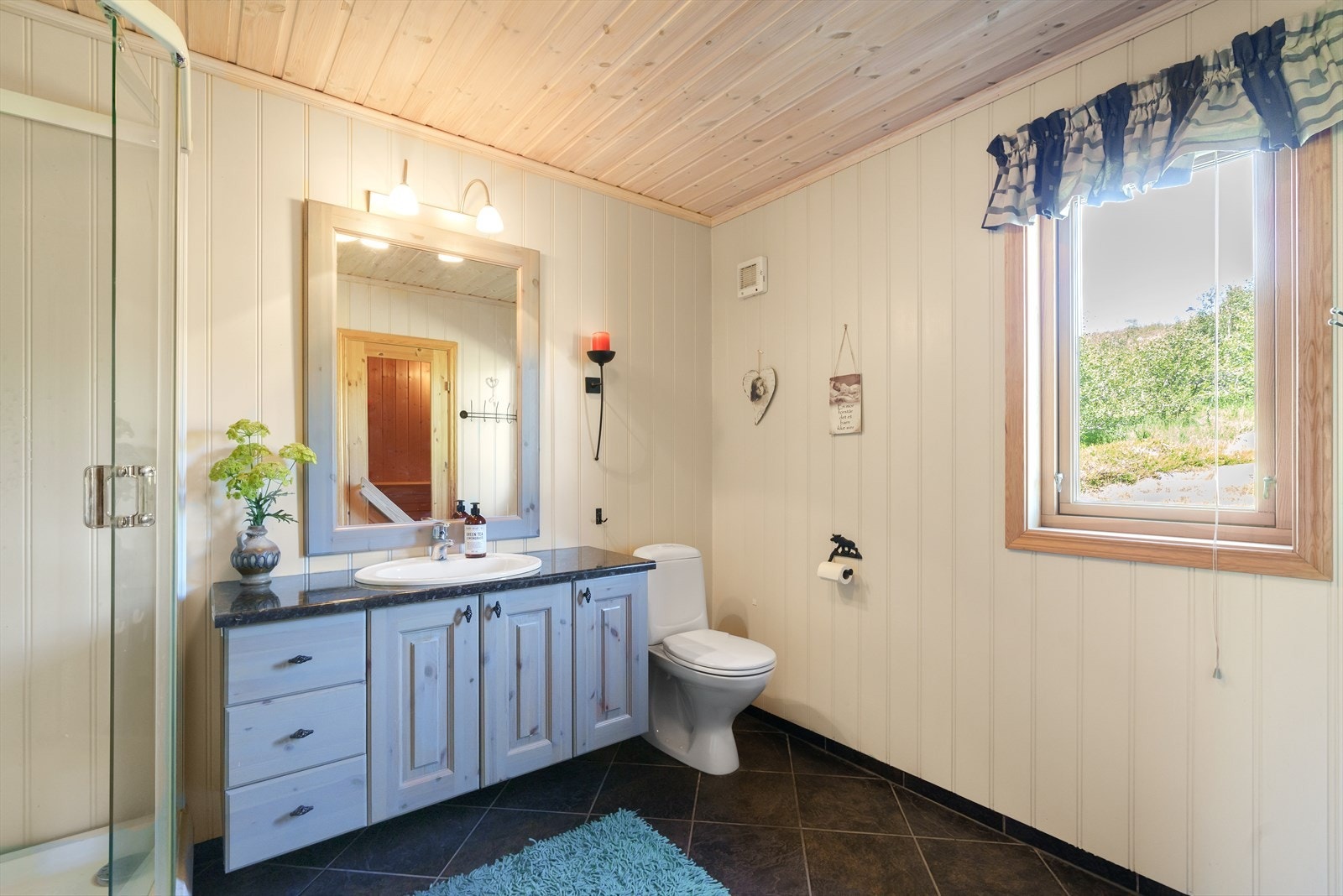 Baderom med dusjkabinett, baderomsseksjon og toalett Galleribilde