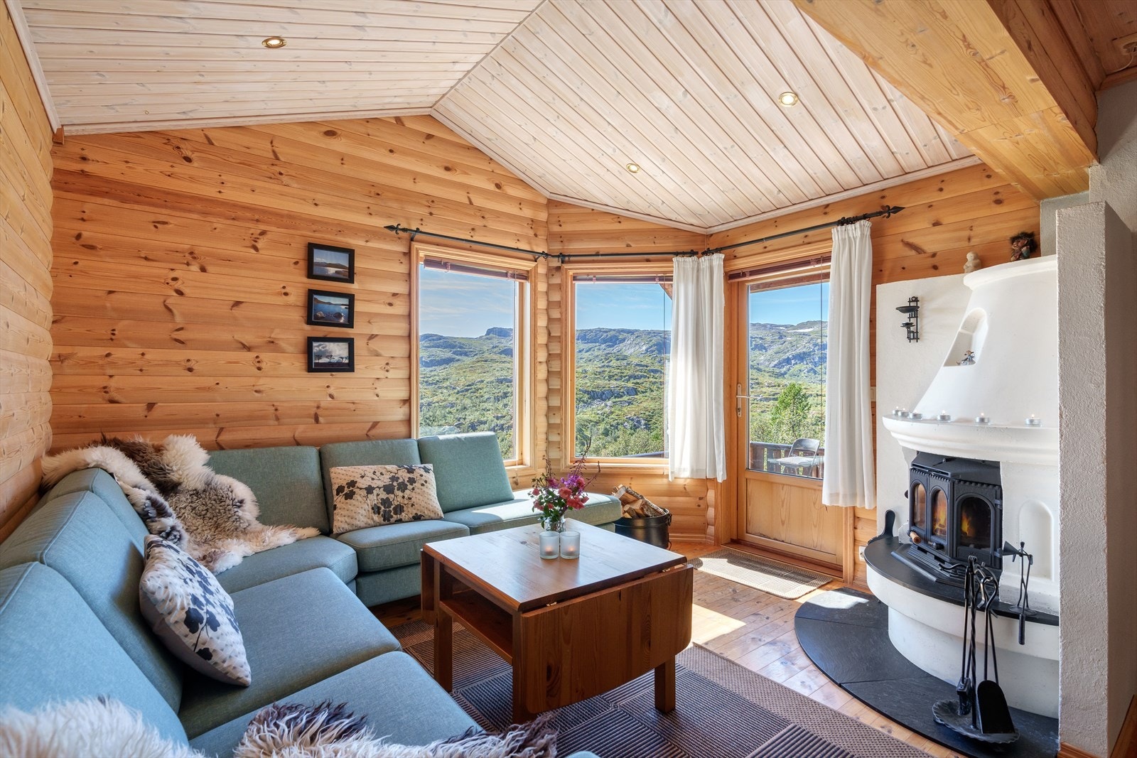 Fra stuen har man fin utsikt mot fjellene Galleribilde