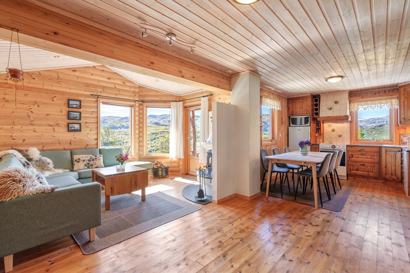 Delvis åpen stue/kjøkkenløsning Galleribilde