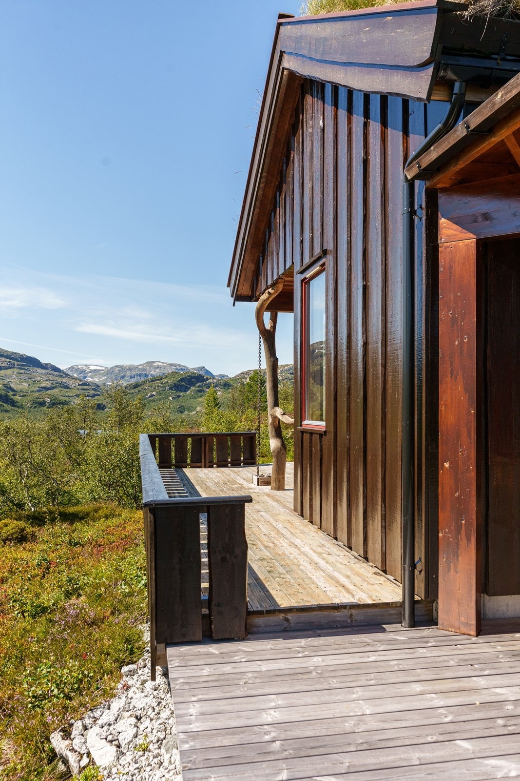 Det er bygd terrasse rundt store deler av hytten Galleribilde