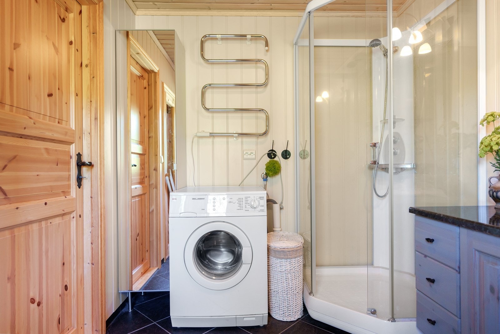 Baderommet har opplegg for vaskemaskin Galleribilde