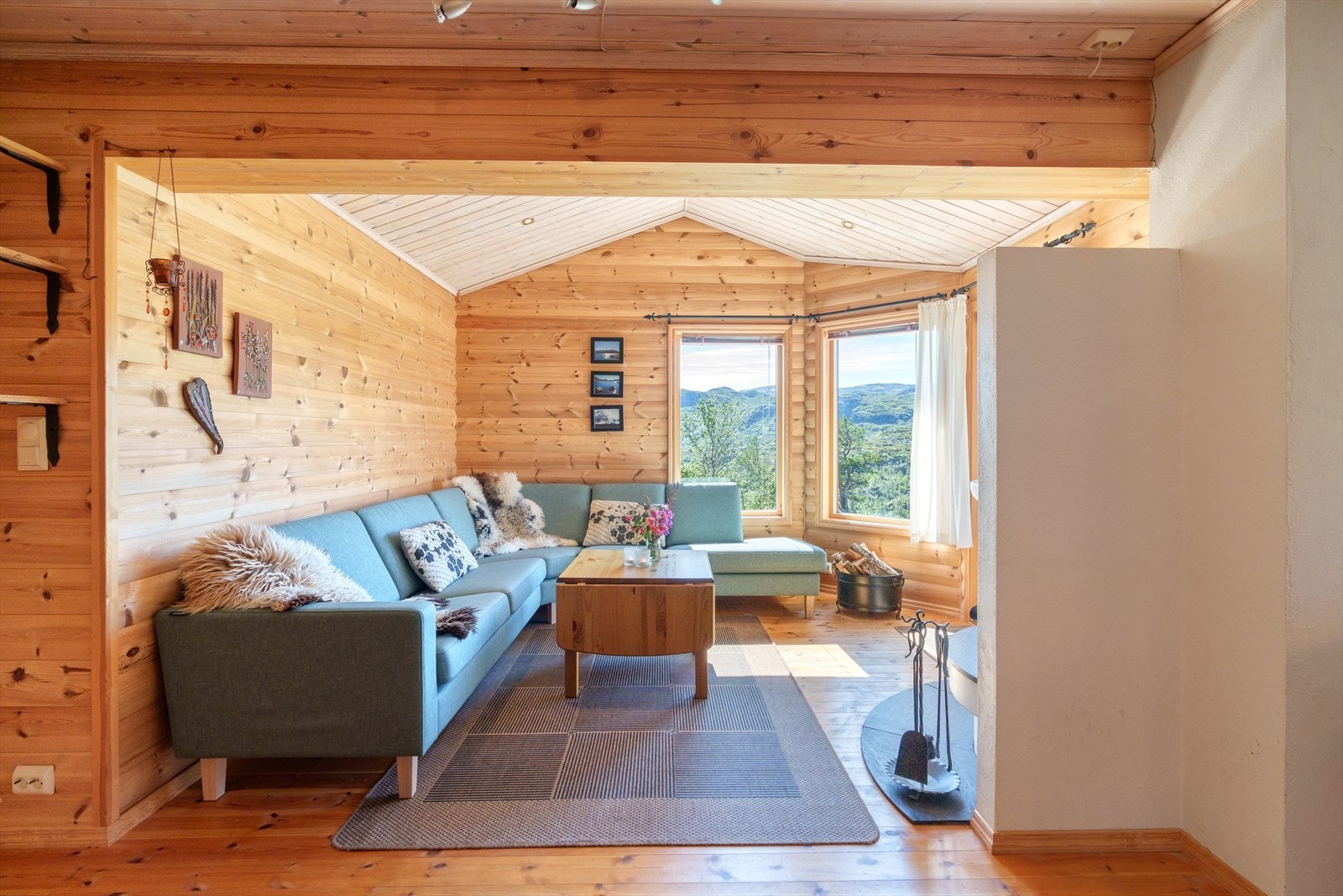 Lys trivelig stue med skråhimling som gir god romfølelse Galleribilde