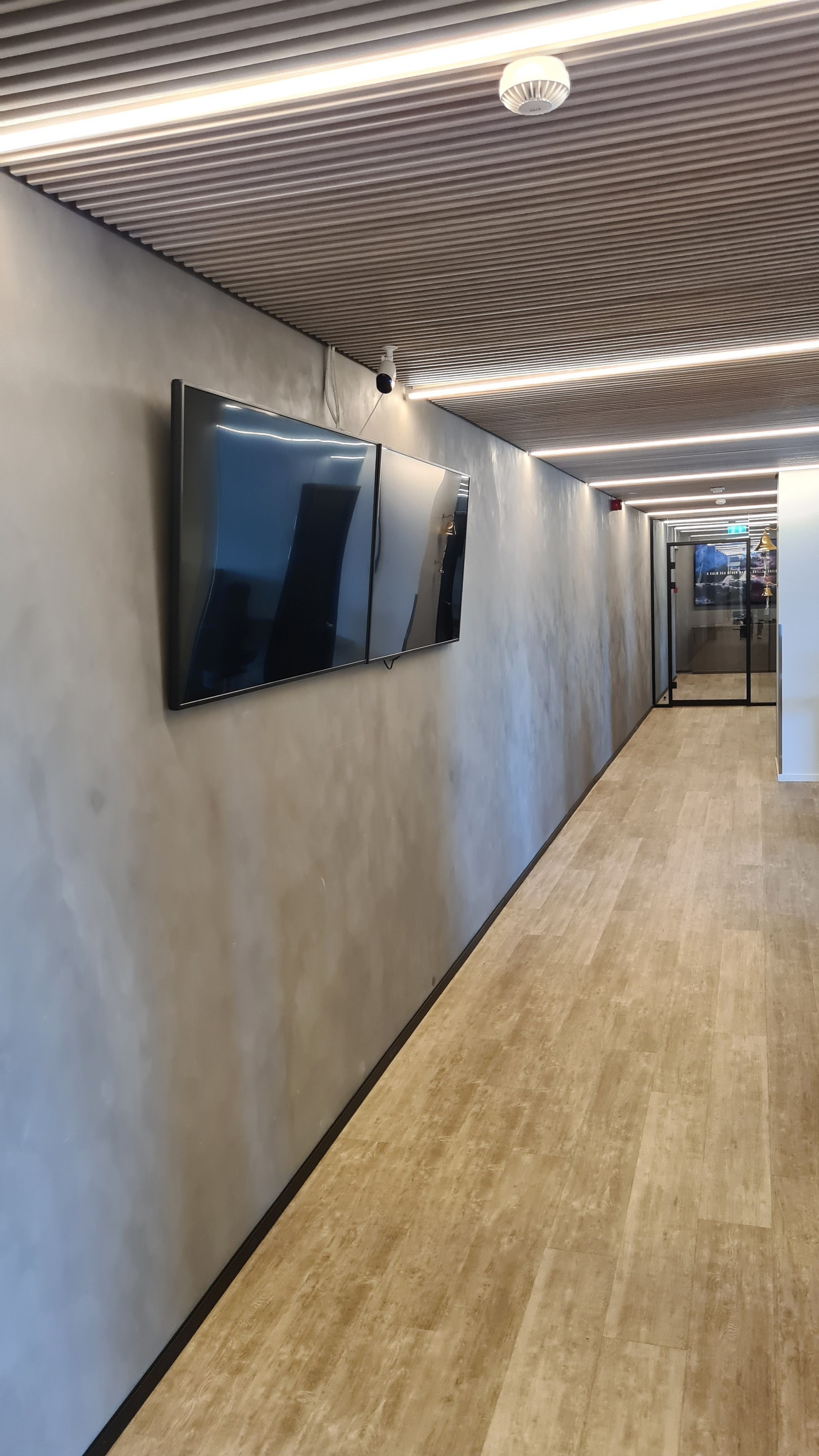 Monitorer i fellesareal Galleribilde
