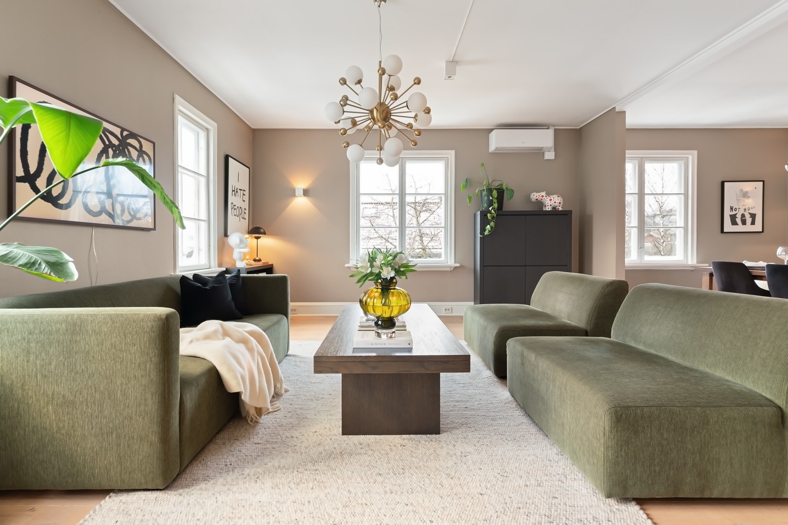 Lekker villaleilighet på hele 112 kvm BRA (192 kvm gulvareal) fordelt over to plan + egen inngang/entré i 1. etg. Galleribilde