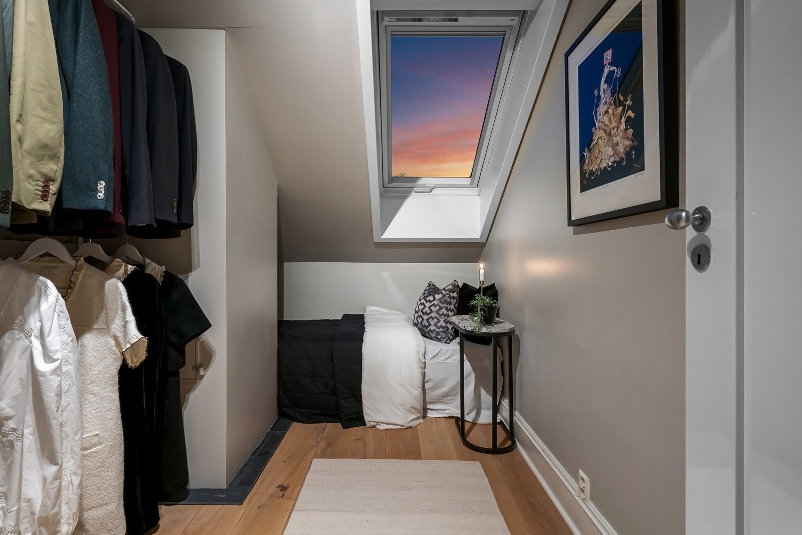 Gode oppbevaringsmuligheter med god plass til å henge opp klær. Galleribilde