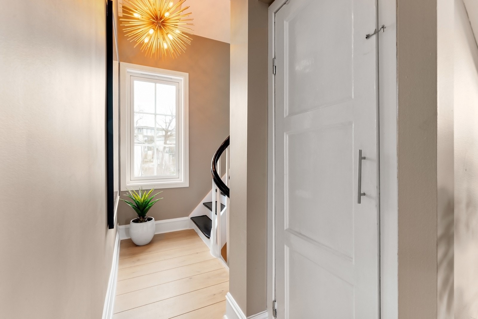 Gode oppbevaringsmuligheter - du har også tilgang til et lite kott under trappen til loftet. Veldig praktisk i hverdagen! Galleribilde