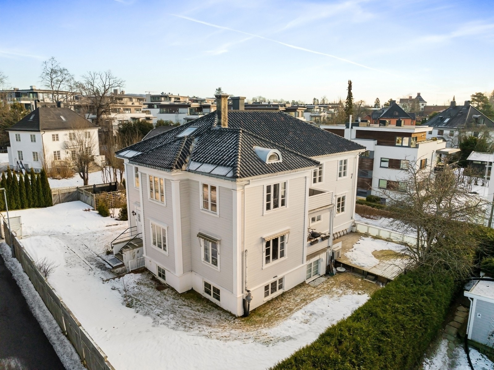 Boligen har beliggenhet innerst i blindgate, beliggende i et rolig og barnevennlig område! Galleribilde