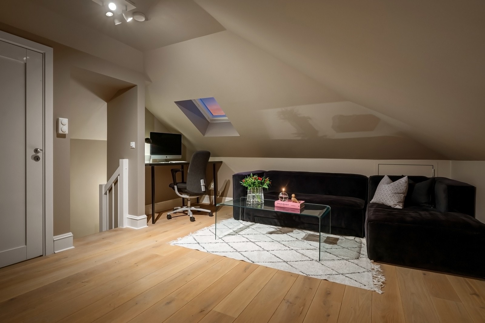 Et innbydende hjørne med mulighet for en funksjonell kontorkrok. Galleribilde