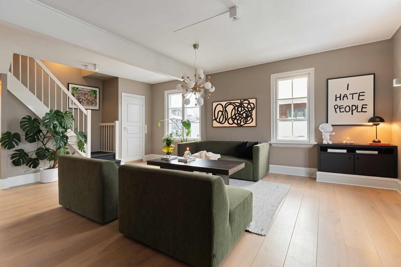 Svært romslig og sosial stue med god plass til flere møbleringsmuligheter. Galleribilde