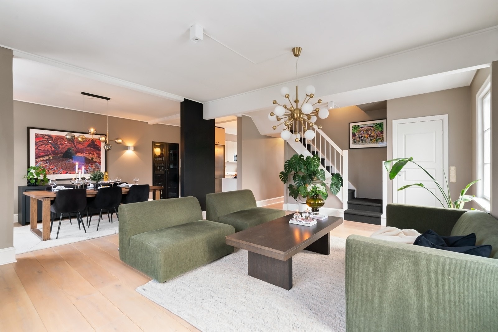 Stuen oppleves som lys, luftig og romslig med store vinduer og god takhøyde på 265cm. Galleribilde