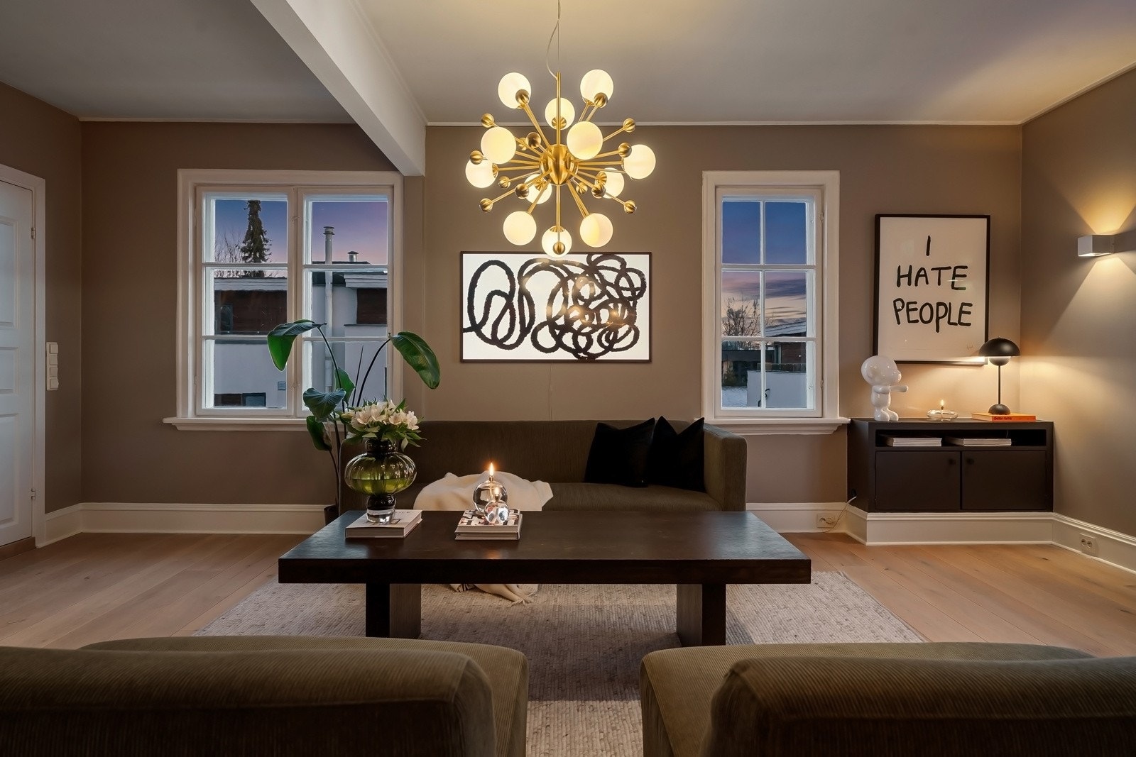 Kveldsstemning i stue. Galleribilde