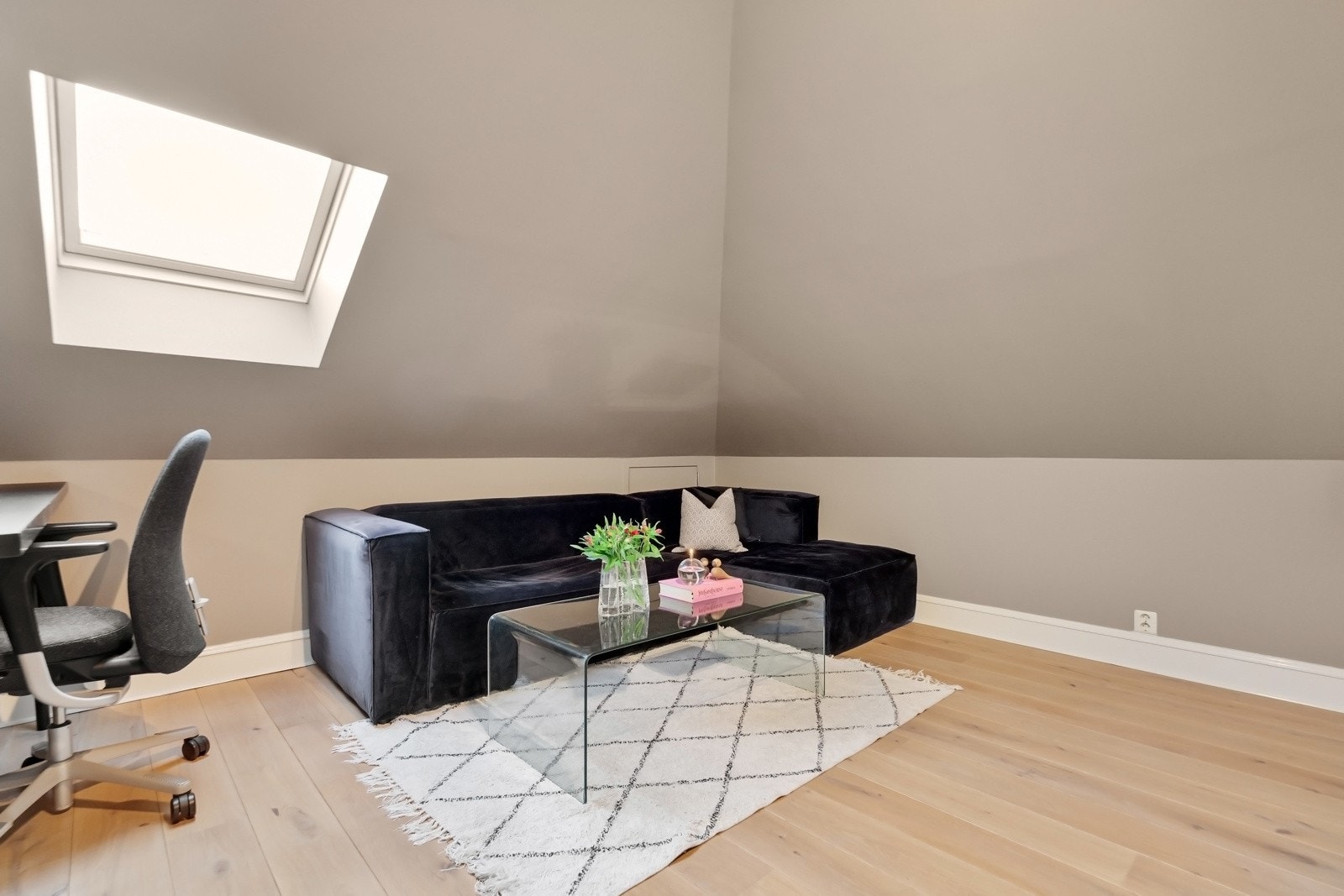 Stor og innbydende TV-stue - ingen krangel om fjernkontrollen, her kan alle få viljen sin! Galleribilde