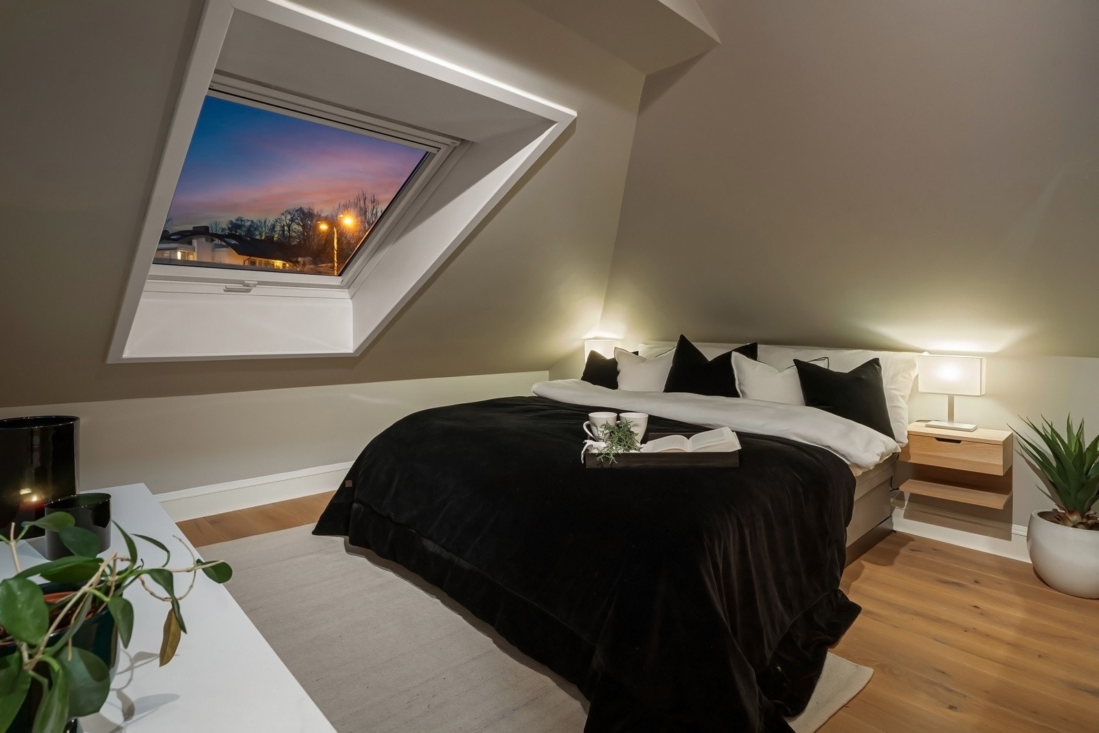 Alle takvinduene på soverom er utstyrt med Velux lystette rullgardiner for maksimal komfort og lyskontroll. Galleribilde