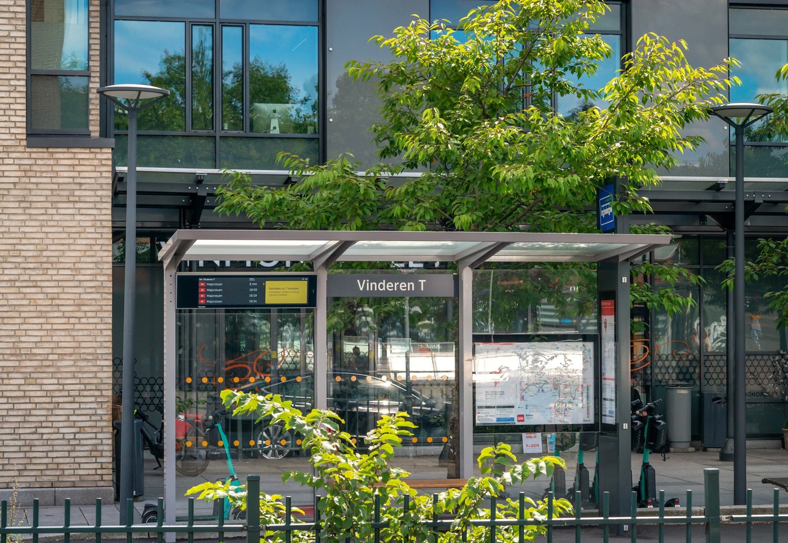 Både T-bane og buss går fra Vinderen. Galleribilde