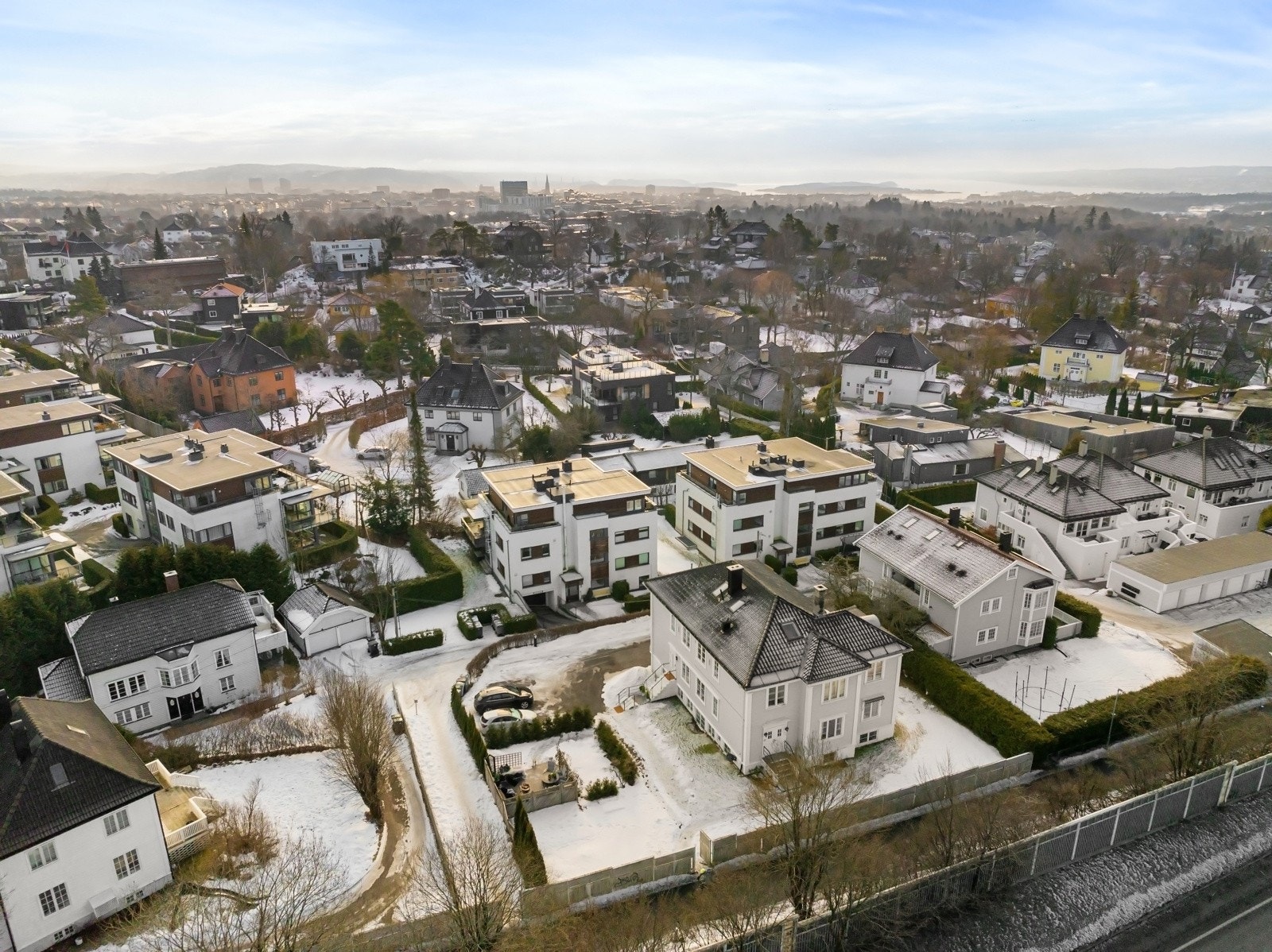 Skjermet hage og nabolag, men likevel kort avstand til alt Vinderen sentrum og Oslo har å by på! Galleribilde