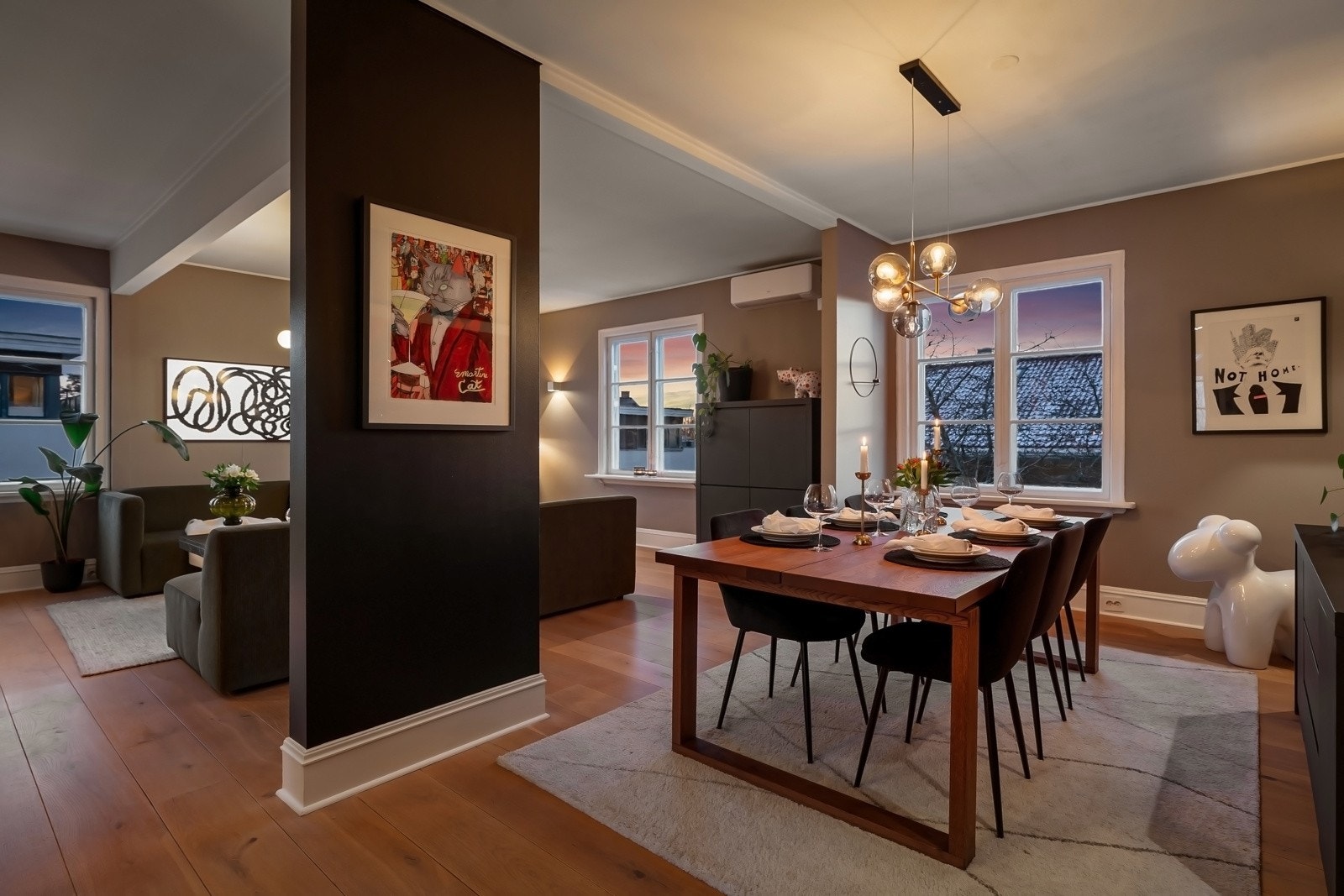 Svært romslig og sosial planløsning med kombinert stue, spisestue og kjøkken Galleribilde