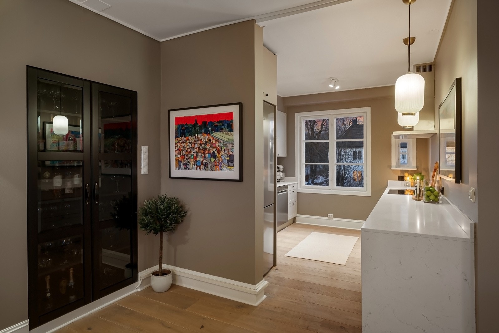 Lekkert integrert vitrineskap med integrert skjult sikringsskap. Galleribilde