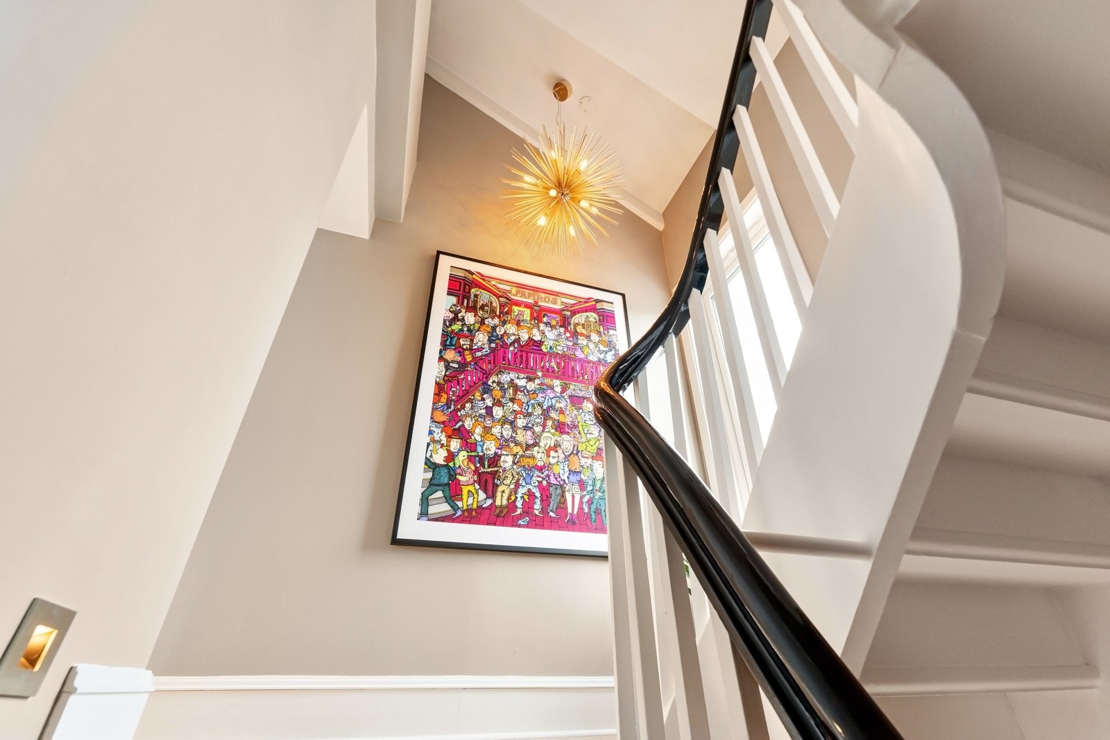 Fra entréen tar du trappen opp til 2. etasjen. Nydelig trapperom med mye lysinnslipp og store flater til å henge kunst på! Galleribilde