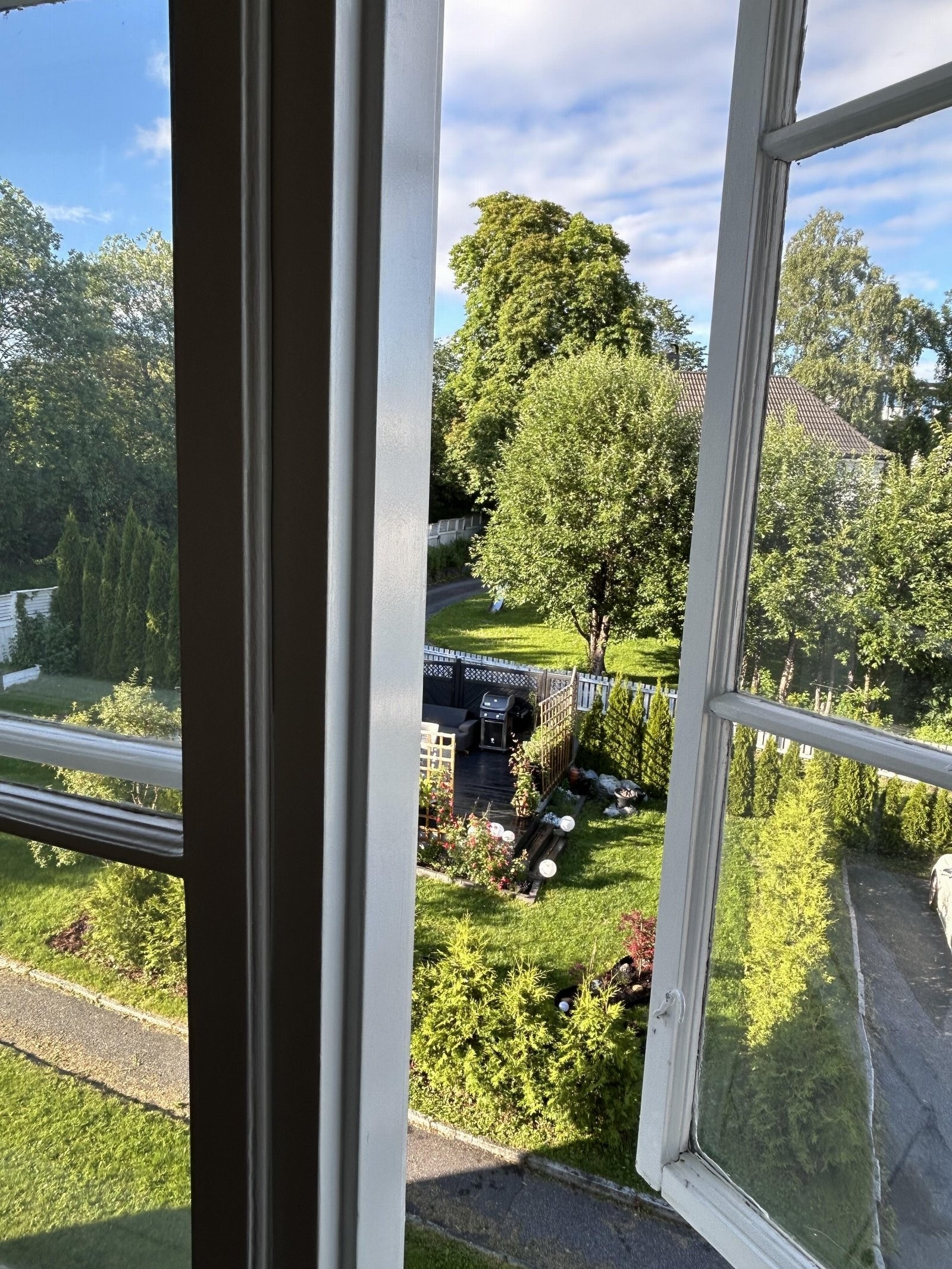 Nydelig utsyn fra kjøkkenvindu - Velkommen til en grønn oase midt i Oslo, ditt eget fredfulle tilfluktssted i byen! Galleribilde