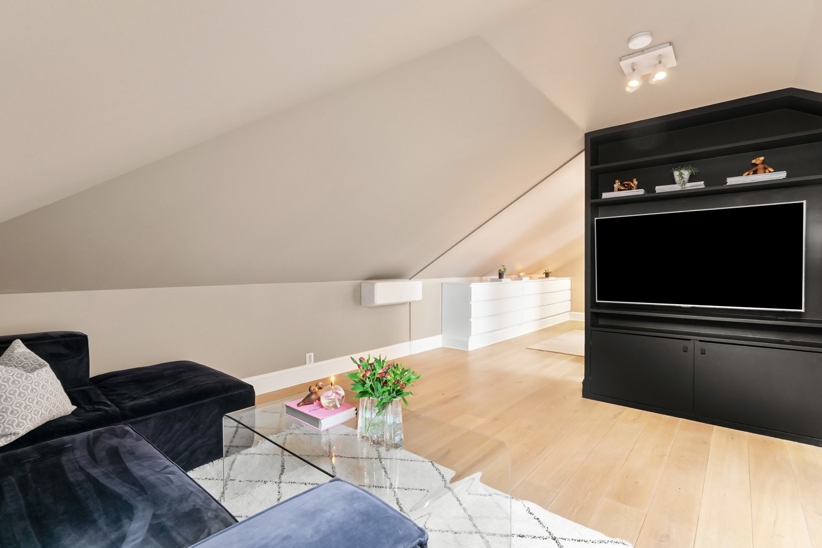 Varmepumpe med varme og kjølefunksjon sikrer behagelig temperatur året rundt - både på varme sommerdager og kalde vinternetter! Galleribilde