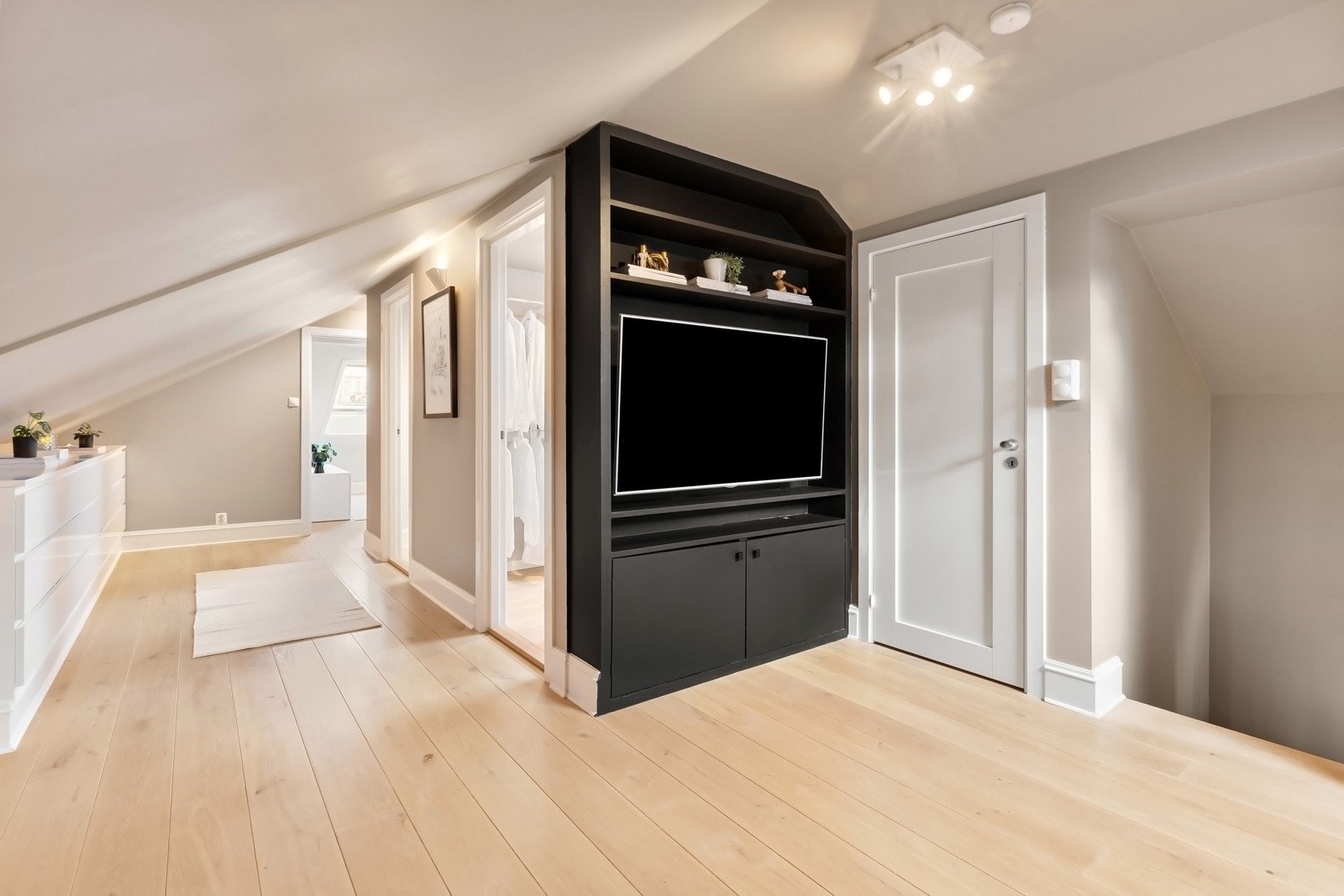 Plassbygget TV-hylle/bokhylle med TV som medfølger leiligheten. Det er totalt 3 soverom på loftet og svært gode oppbevaringsmuligheter! Galleribilde