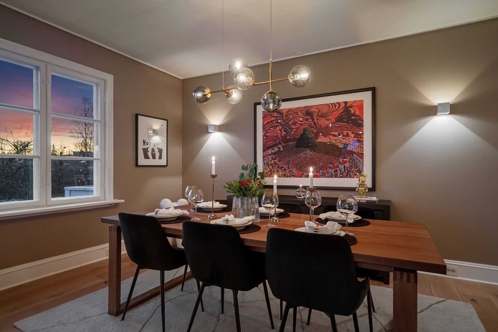 Godt med plass til stor spisegruppe. Galleribilde