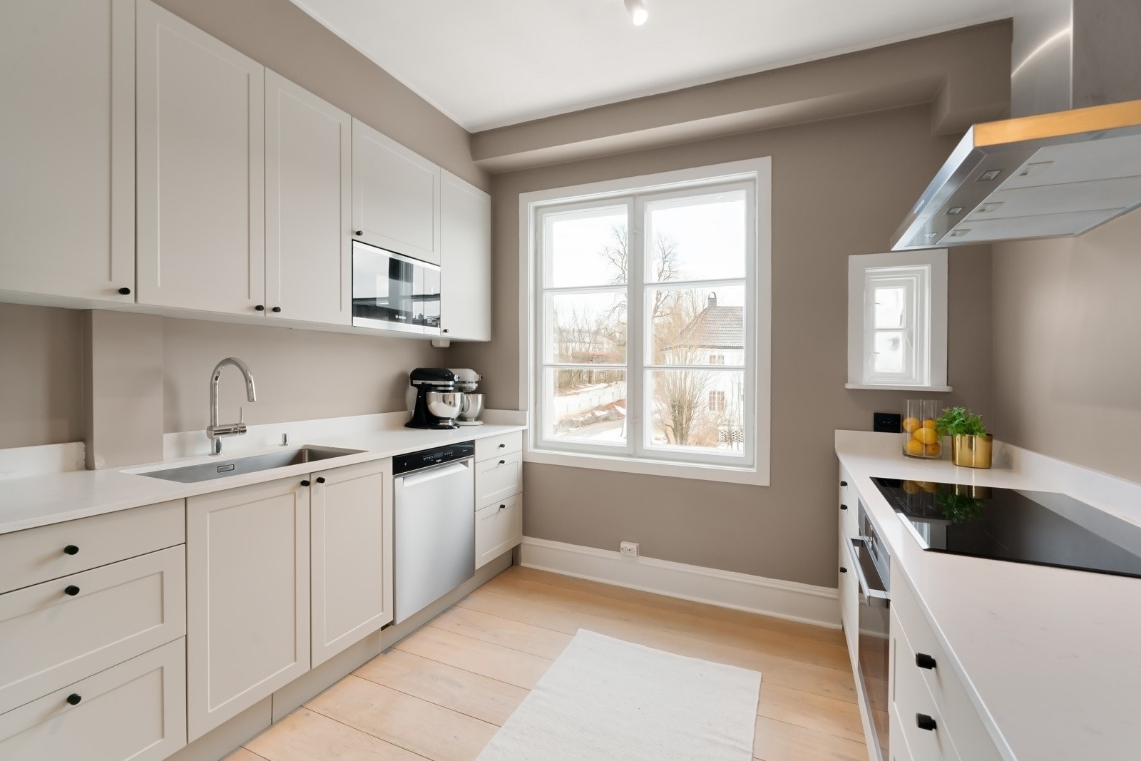 Stor, underlimt 70cm bred vask med ettgreps armatur. Rikelig med skap- og benkeplass gir en effektiv arbeidssone. Galleribilde