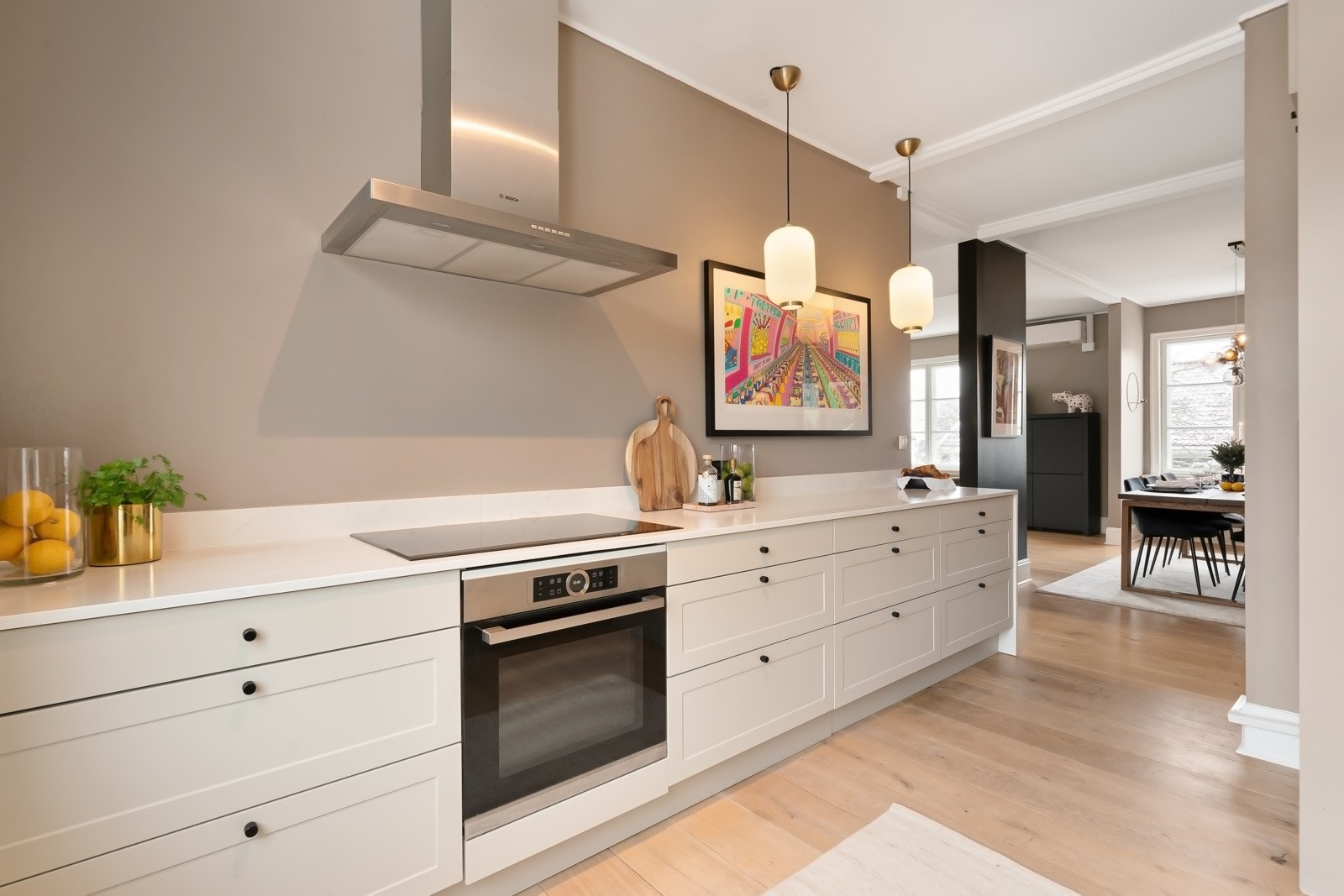 Hvitevarene inkluderer oppvaskmaskin, stekeovn, kjøl/frys, mikrobølgeovn og bred platetopp fra Bosch. Galleribilde