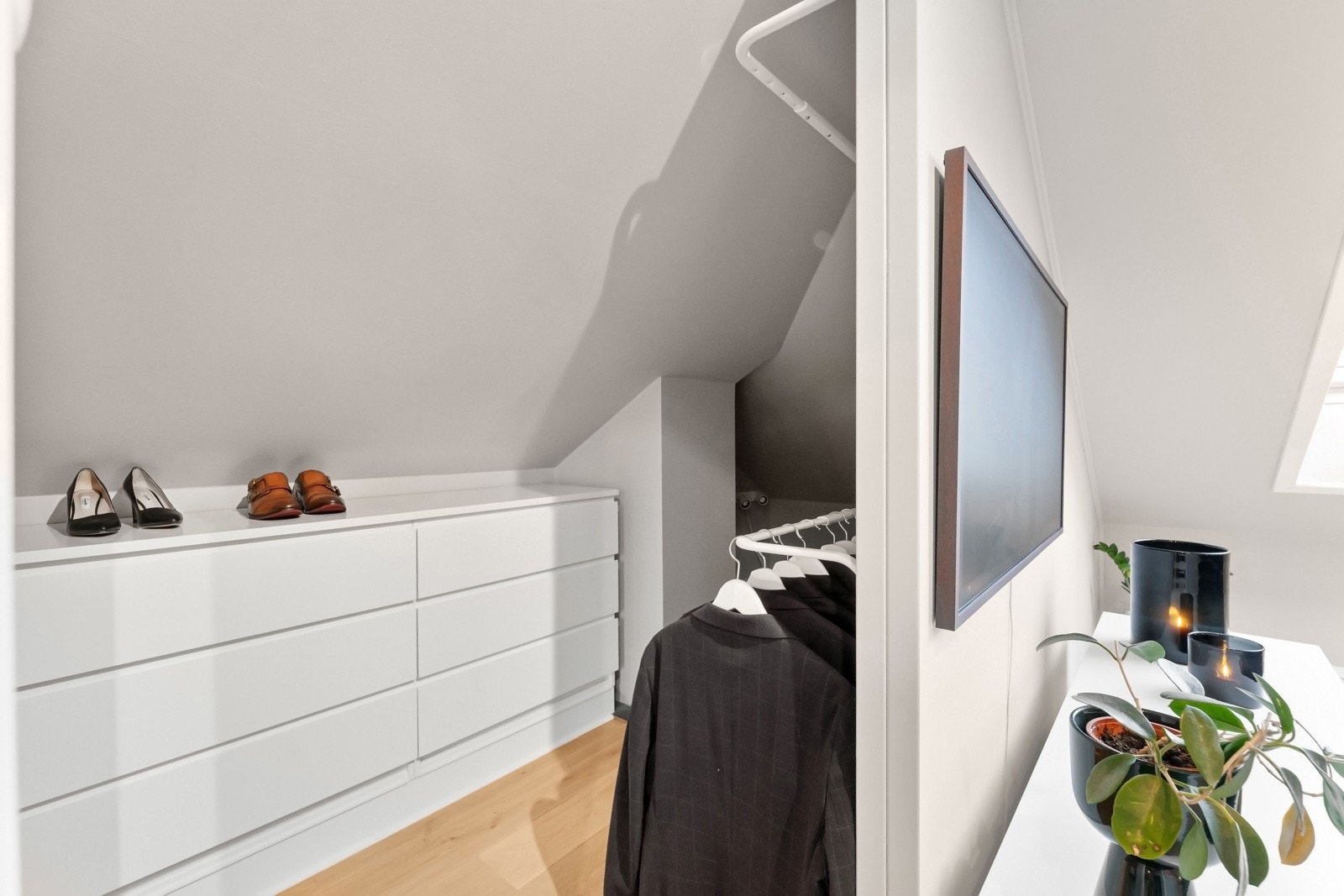 Rikelig med oppbevaringsmuligheter i walk-in closet med god plass til å henge klær og innebygde kommoder som medfølger! Galleribilde