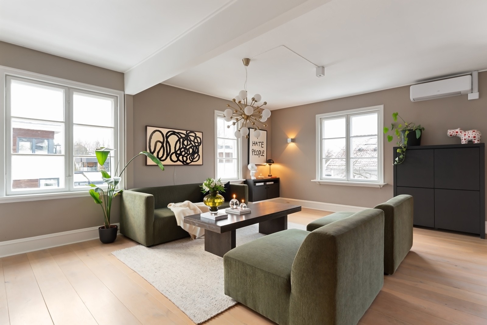 Du vil få mange av kvalitetene du trenger i hverdagen som blant annet 2 varmepumper, stilrent kjøkken, modernisert bad samt wc/vaskerom. Galleribilde