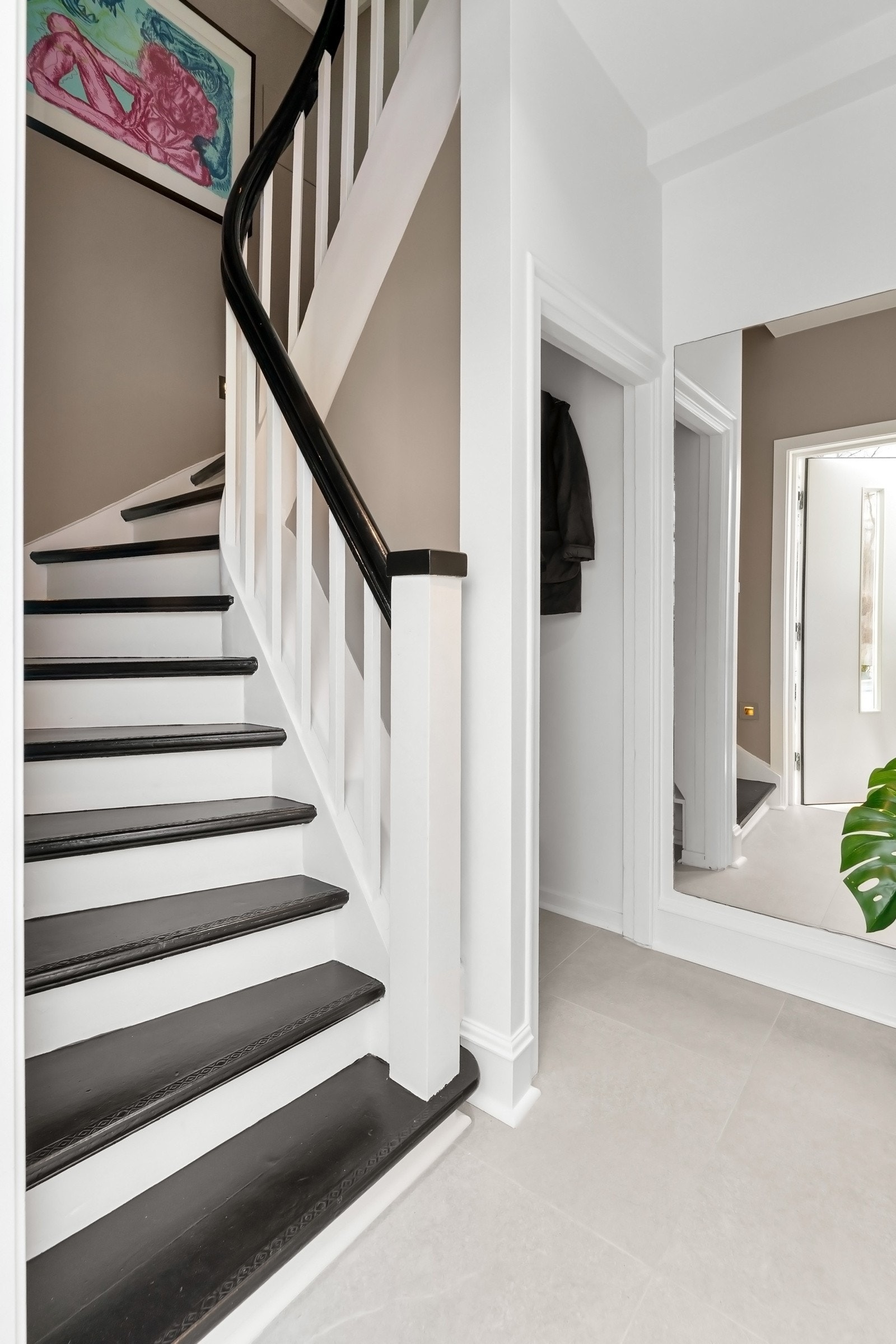 Flotte originale detaljer - ærverdig, malt tretrapp. Galleribilde